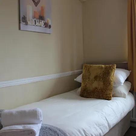 Beautiful 7 Bedroom House With Hot Tub Sleeps 14 *