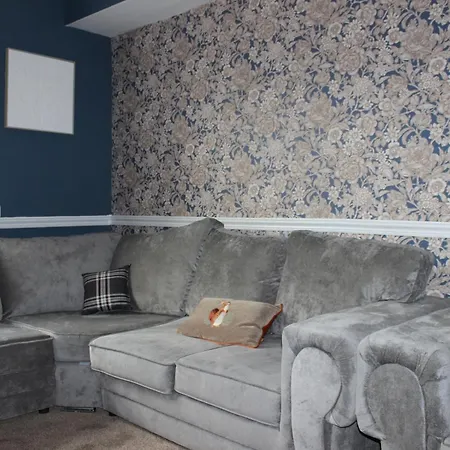 Beautiful 7 Bedroom House With Hot Tub Sleeps 14 بيت للعطل