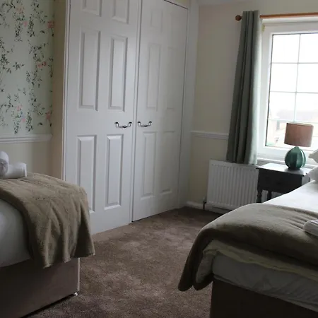 Beautiful 7 Bedroom House With Hot Tub Sleeps 14 بيت للعطل