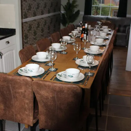 Beautiful 7 Bedroom House With Hot Tub Sleeps 14 *