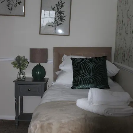 Beautiful 7 Bedroom House With Hot Tub Sleeps 14 *