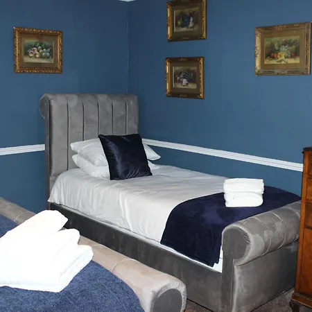 Beautiful 7 Bedroom House With Hot Tub Sleeps 14