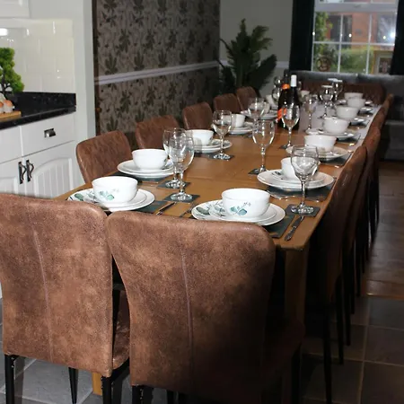 Beautiful 7 Bedroom House With Hot Tub Sleeps 14 بيت للعطل *