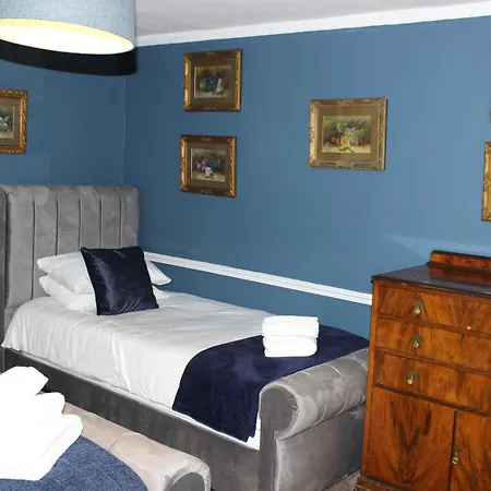 Beautiful 7 Bedroom House With Hot Tub Sleeps 14 펜션