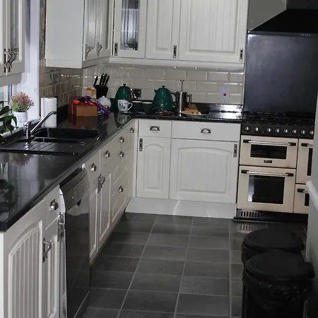 Beautiful 7 Bedroom House With Hot Tub Sleeps 14 *