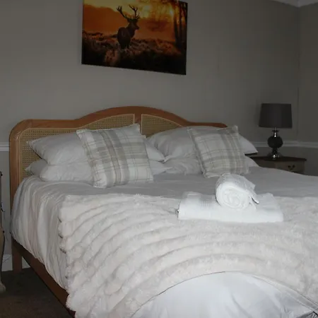 Beautiful 7 Bedroom House With Hot Tub Sleeps 14 펜션