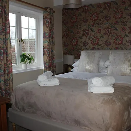 Beautiful 7 Bedroom House With Hot Tub Sleeps 14 펜션 *