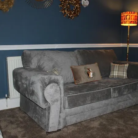 Beautiful 7 Bedroom House With Hot Tub Sleeps 14 펜션