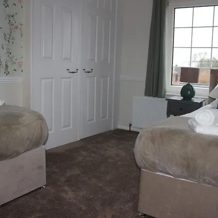 Beautiful 7 Bedroom House With Hot Tub Sleeps 14 펜션 *