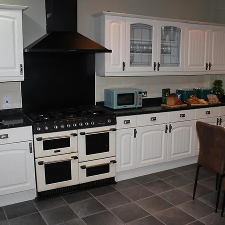 Beautiful 7 Bedroom House With Hot Tub Sleeps 14