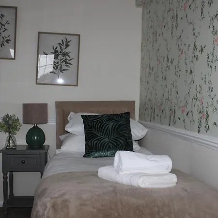 Semesterbostad Beautiful 7 Bedroom House With Hot Tub Sleeps 14 *