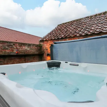 Beautiful 7 Bedroom House With Hot Tub Sleeps 14 *